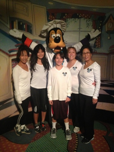 Marathon runners dining with Goofy after the race