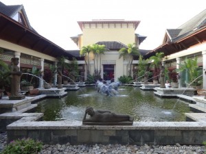 Royal Pacific Courtyard DSC00253
