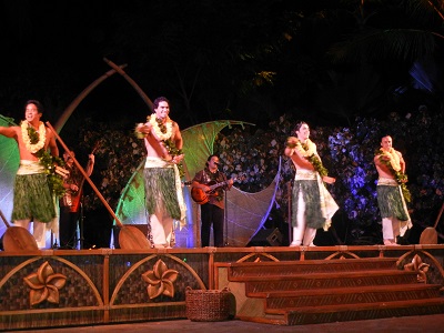 Starlit Hui male dancers