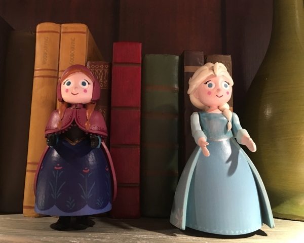 Disney Wonder Oceaneer Club - Frozen Adventures - Creative details found on the shelves like Anna and Elsa carved dolls Frozen Adventures - Creative details found on the shelves like Anna and Elsa carved dolls