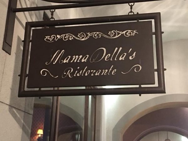 Mama Della's