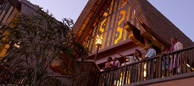 Aulani - Guests on Balcony