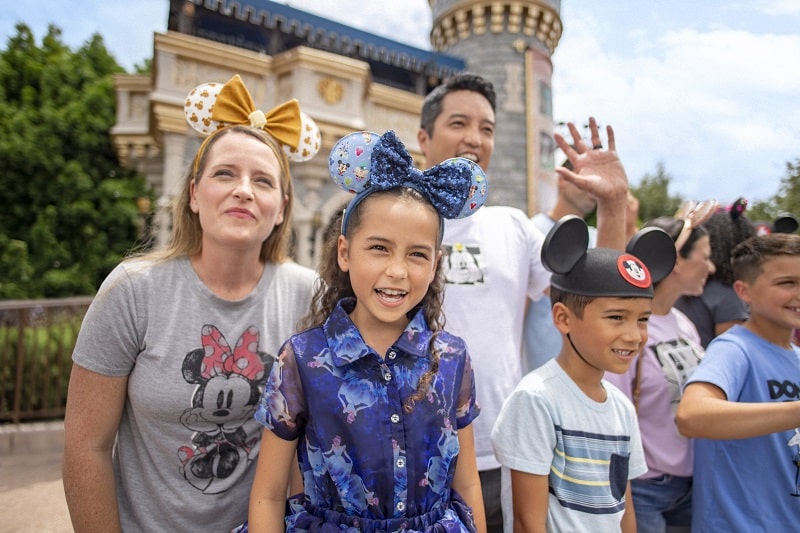 WDW - MK - Guests - Parade Viewing