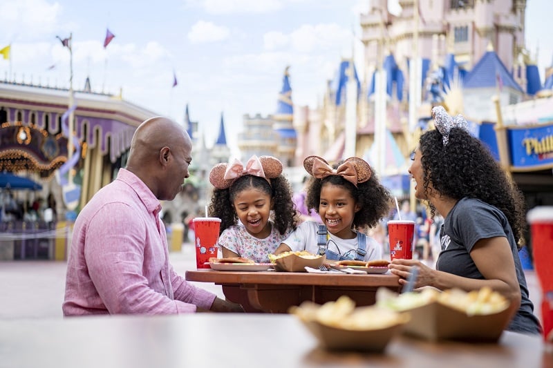 WDW MK Guests with Food