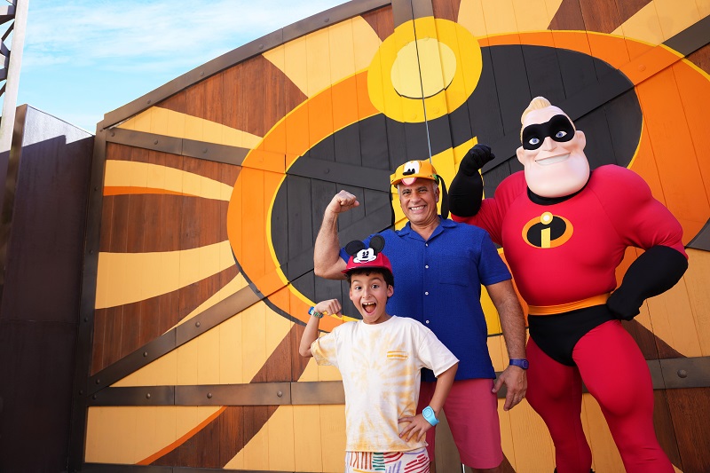 Guests with Mr. Incredible at Disney's Hollywood Studios