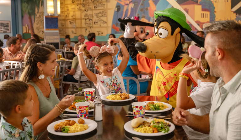 Explore Disney Dining Packages - Goofy with a family at Hollywood and Vine