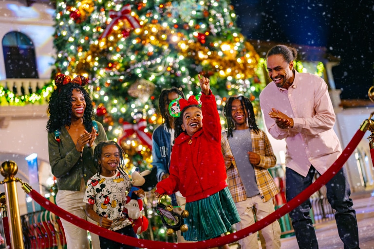 WDW Disney Springs Holiday Photography 768x512 cdaa3f8